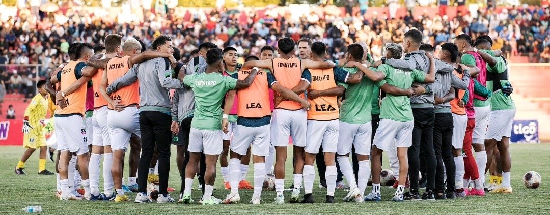 Reunión previa al partido con el equipo Real Tomayapo - Maximiliano Arocena